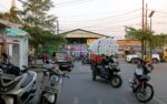 Mari para pengujung barang bawaan dan tas, berhati-hati kerena banyak pengamen.