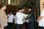 Pada kesempatan tersebut, Bupati secara simbolis menyerahkan bantuan kepada DKM Masjid At-Taqwa.
